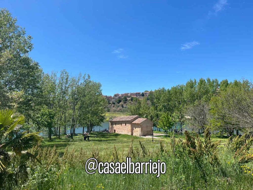casa-el-barriejo-Maderuelo-Segovia-Embalse-de-Linares-ermita